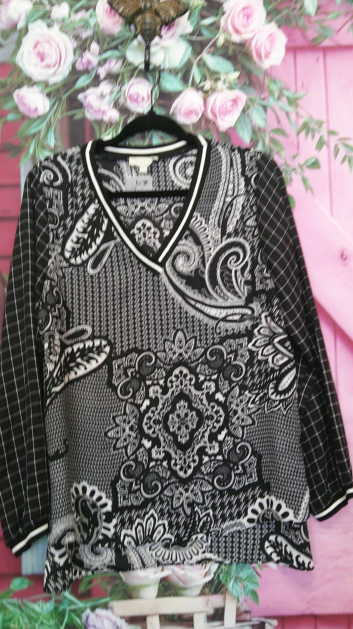 (D) Stratus B/W Blouse L 9/18/26
