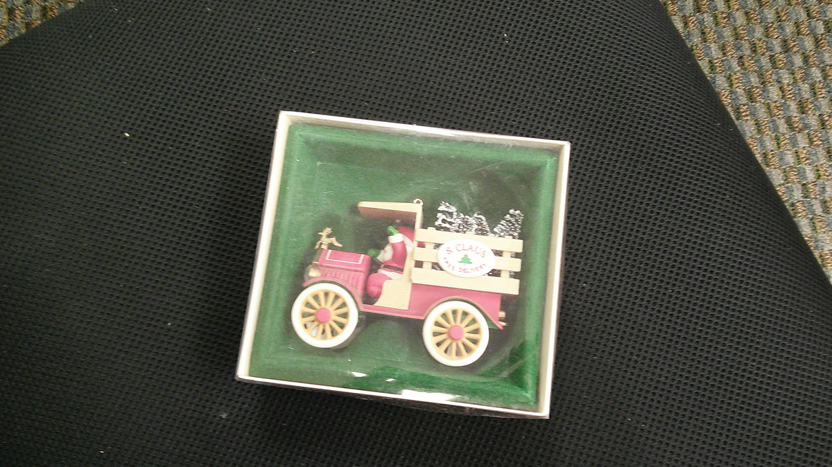 (P) 1984 Hallmark Santa Ornament 10/23/26