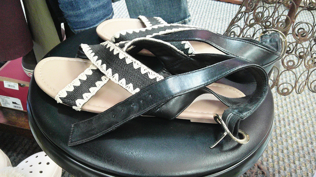 (P) Old Navy 8 sandals 10/22/26