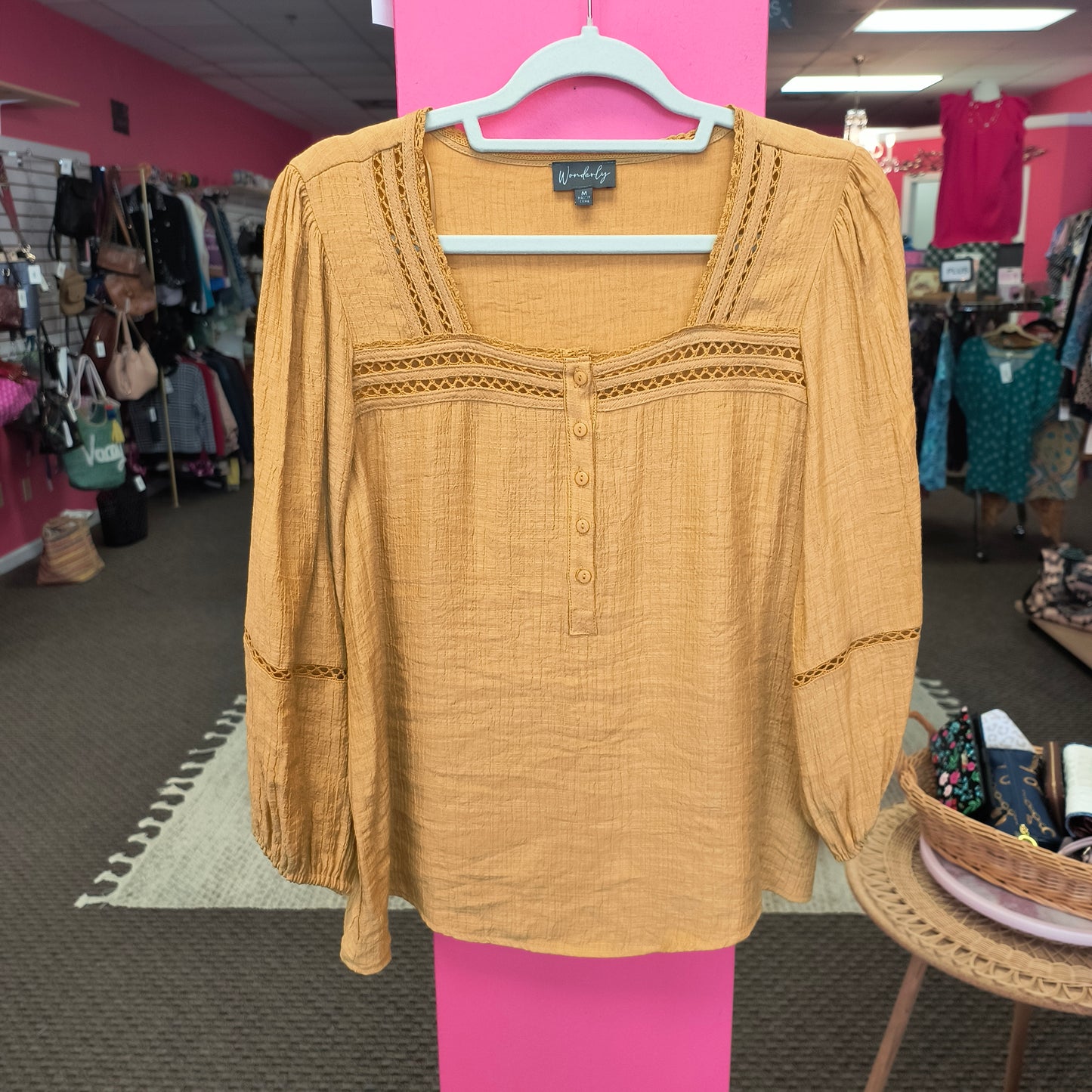 Wonderly top M 6/19/26