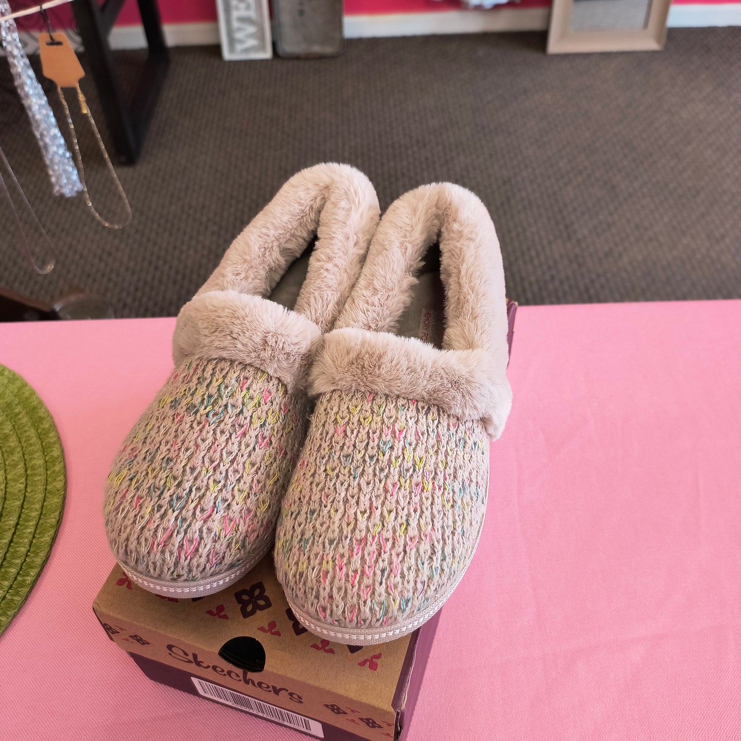 Skechers Slippers 10 6/4/26