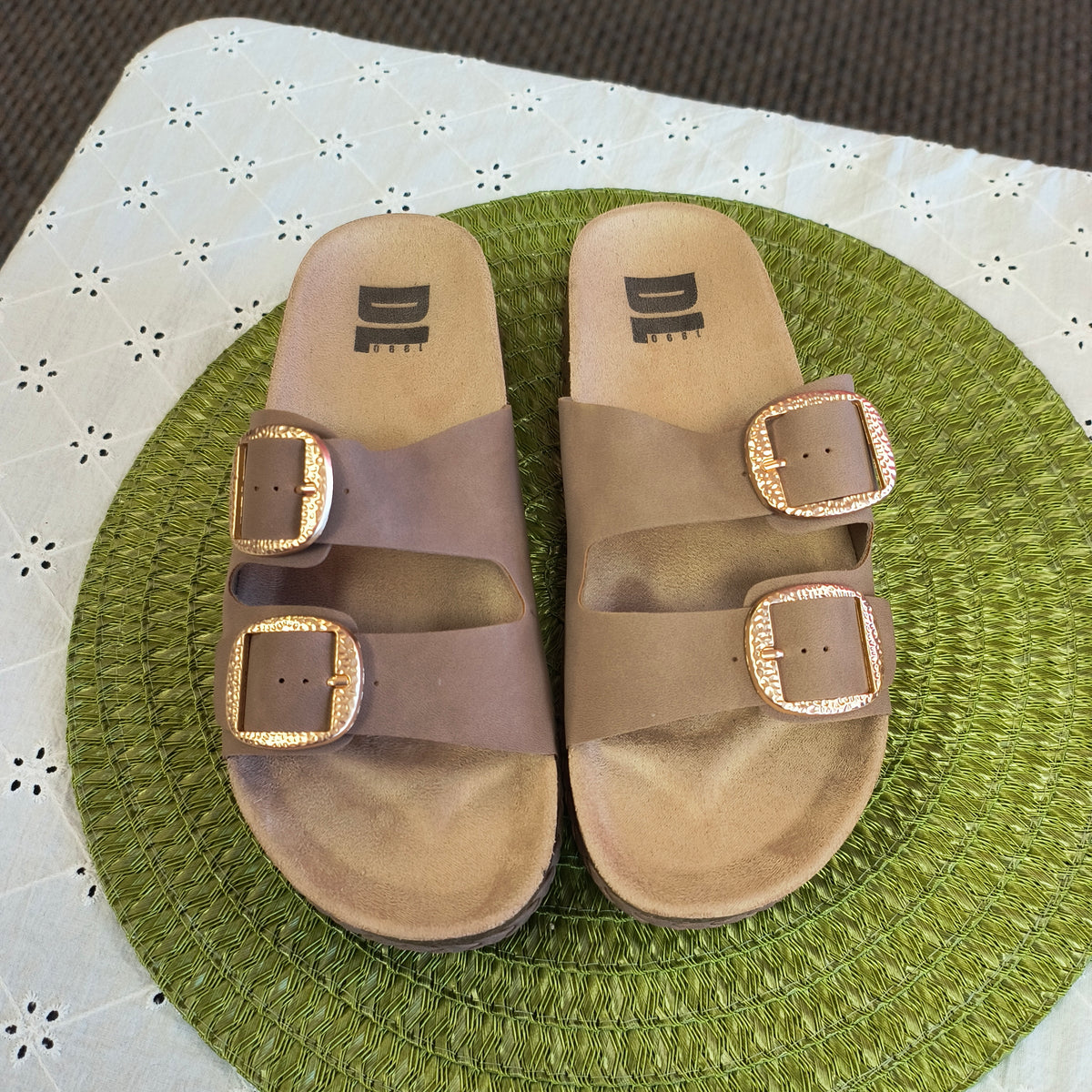 DL sandals 10 8/7/26