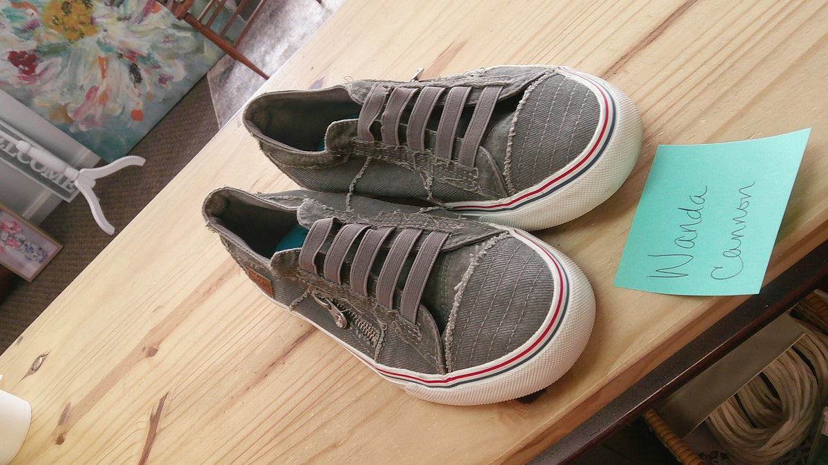 (D) Blowfish Canvas Shoe 8 10/2/26