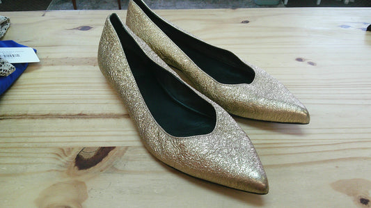 (D) MiGEMI Gold Shoe 9.5 10/2/26