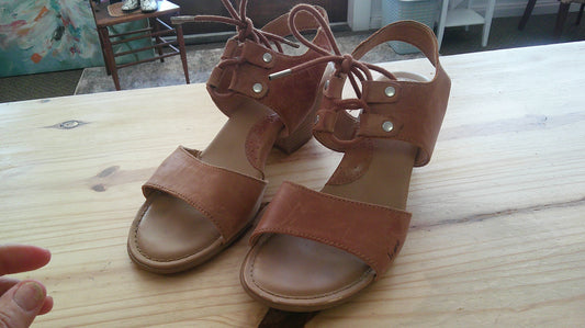 (D) B.O.C. Leather Sandal 8M 9/18/26