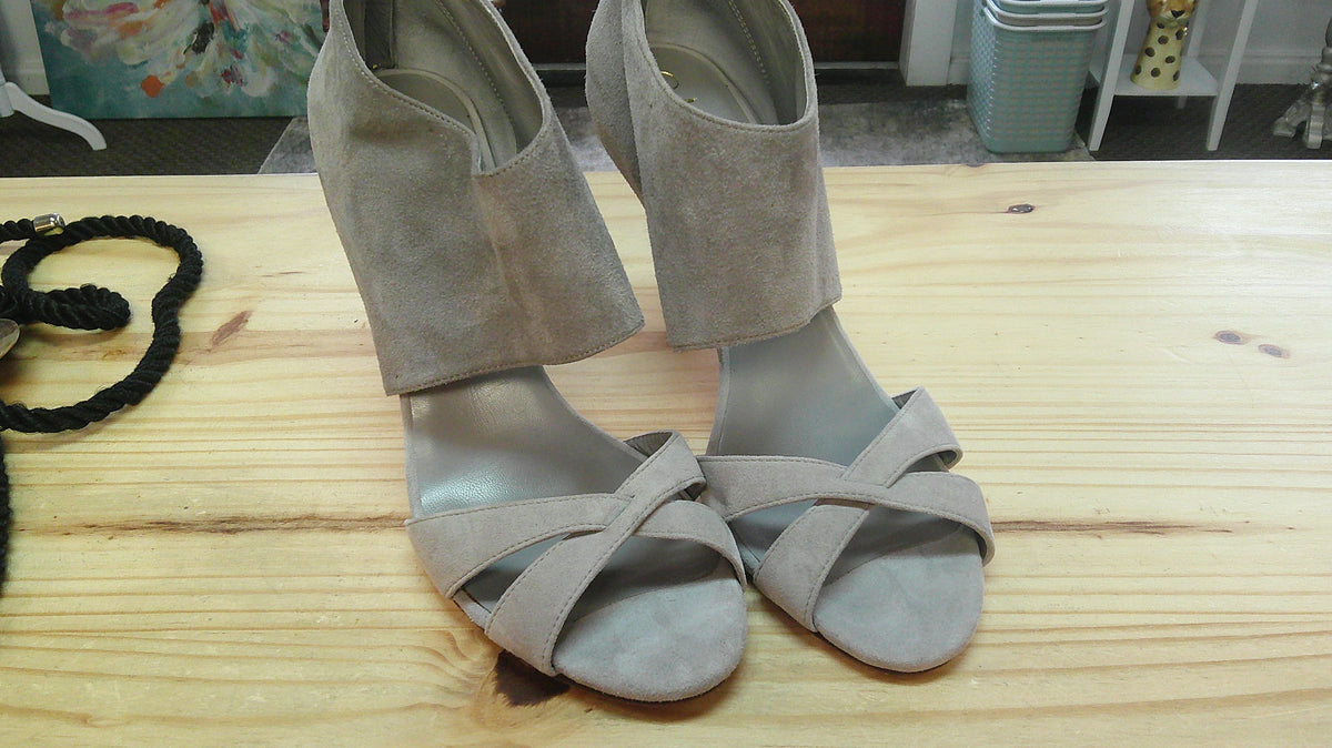 (D) Cole Haan Grey Heel 9.5 10/2/26