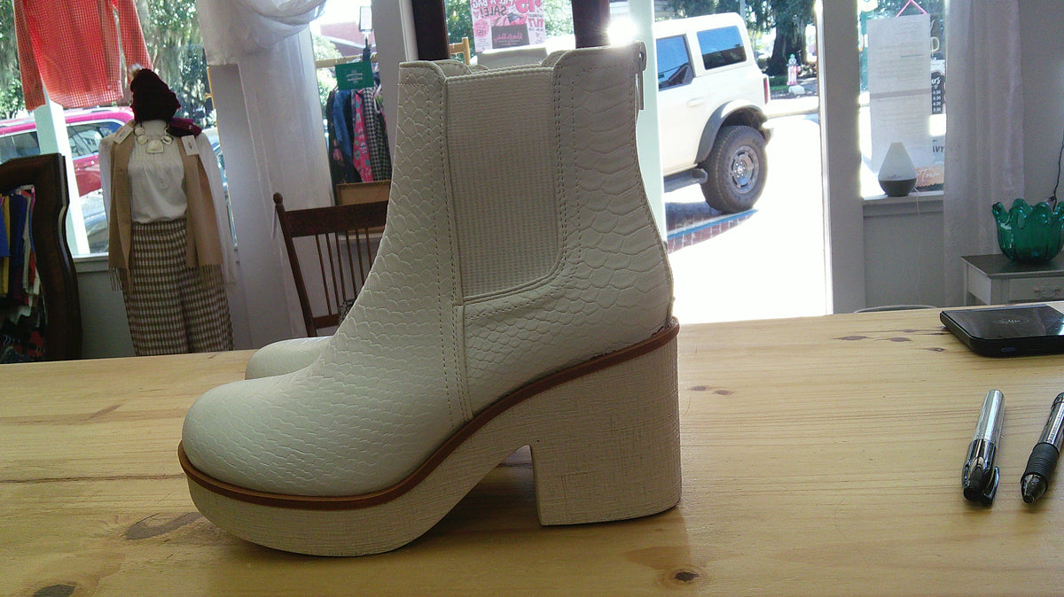 (D) Pierre Dumas white 7 boots 10/22/26