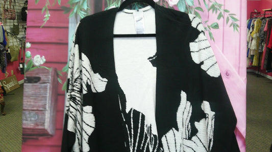 (D) Chico B/W Cardigan S/M 10/2/26