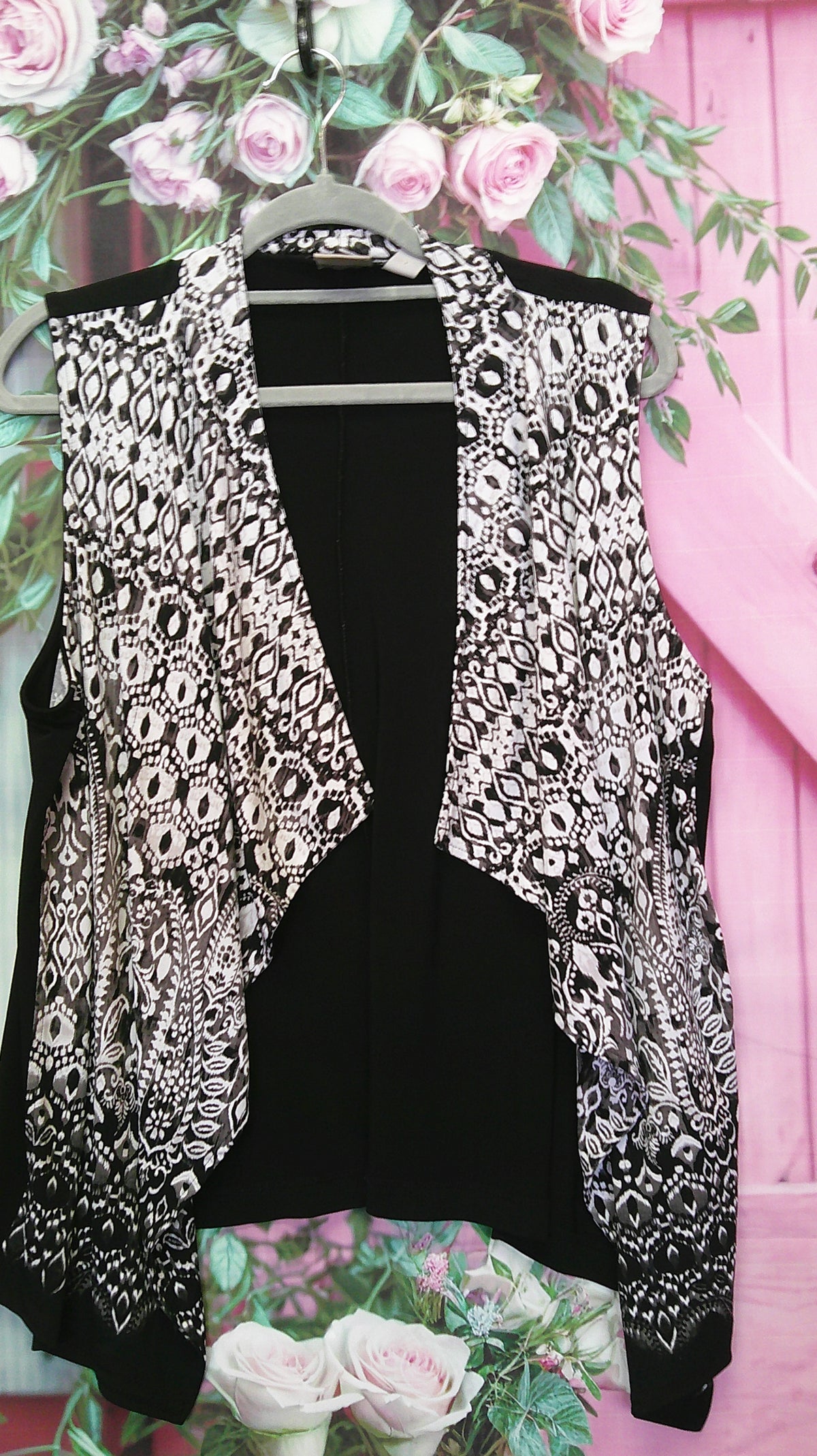(P) Chicos B/W Vest L 9/18/26