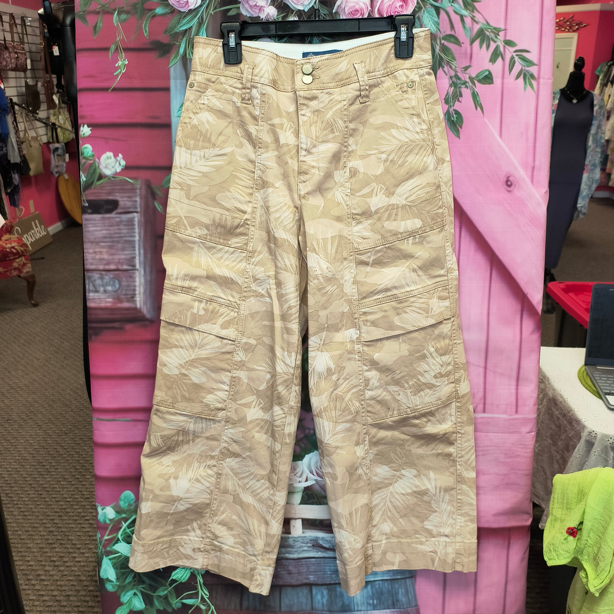 D)Democracy Cargo Wide Leg cropped pants 8 10/3/26
