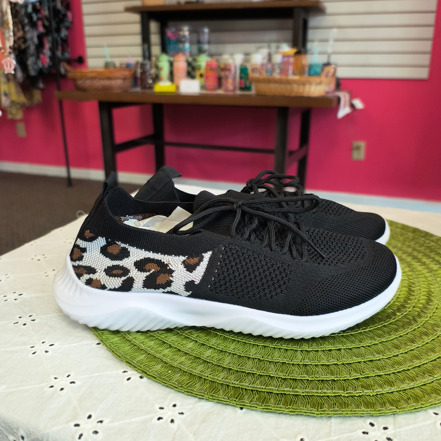 Ladies leopard print shoes 8.5 8/7/26
