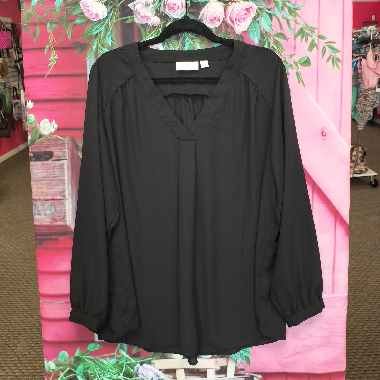 Black v-neck top 1X 8/6/26
